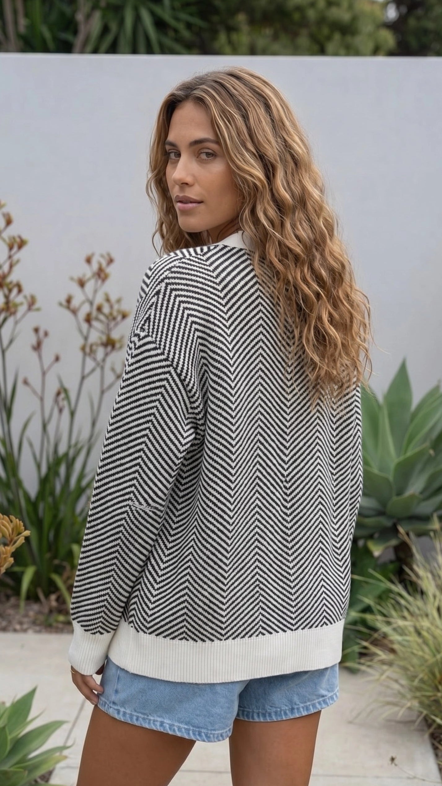 Women's Button-Up Cropped Knit Cardigan with Contrast Trim