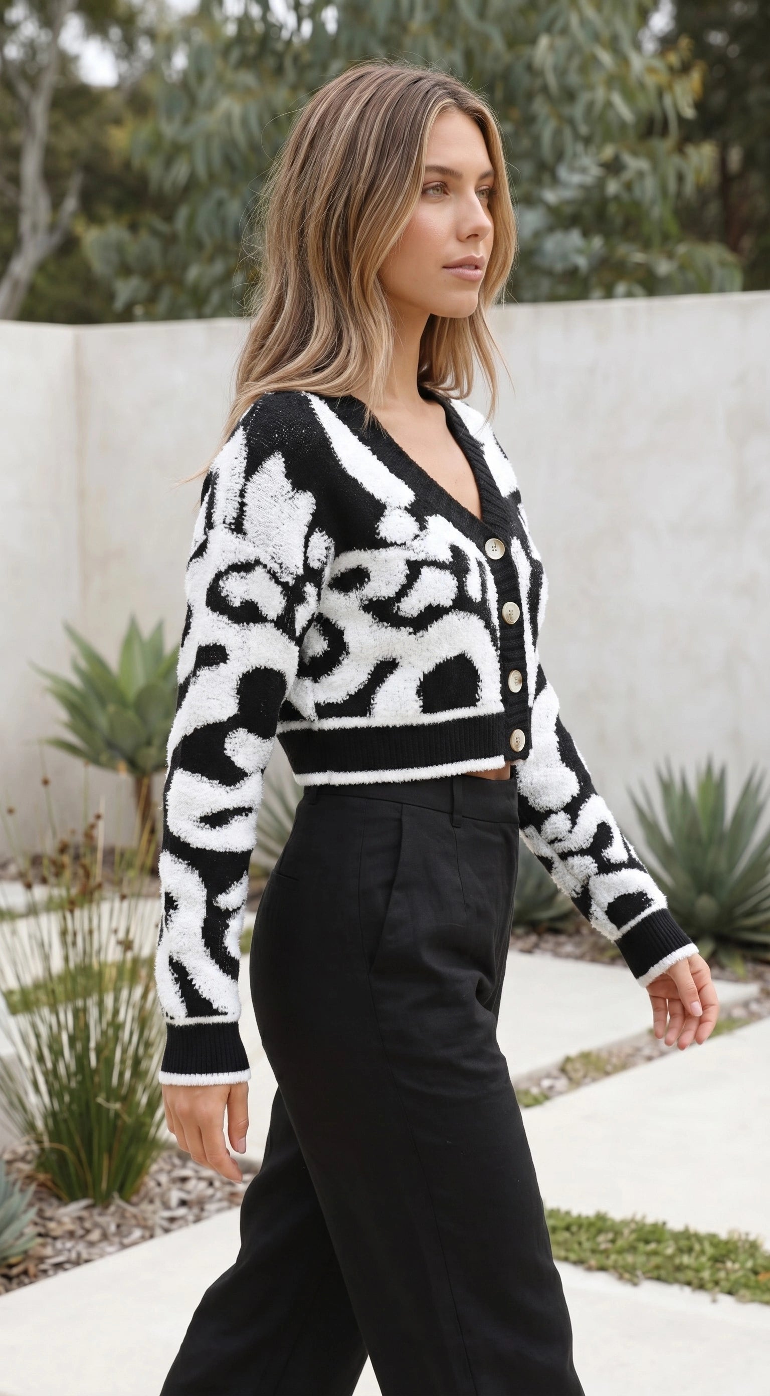 Women’s Cropped Abstract Pattern Knit Cardigan With Button Front